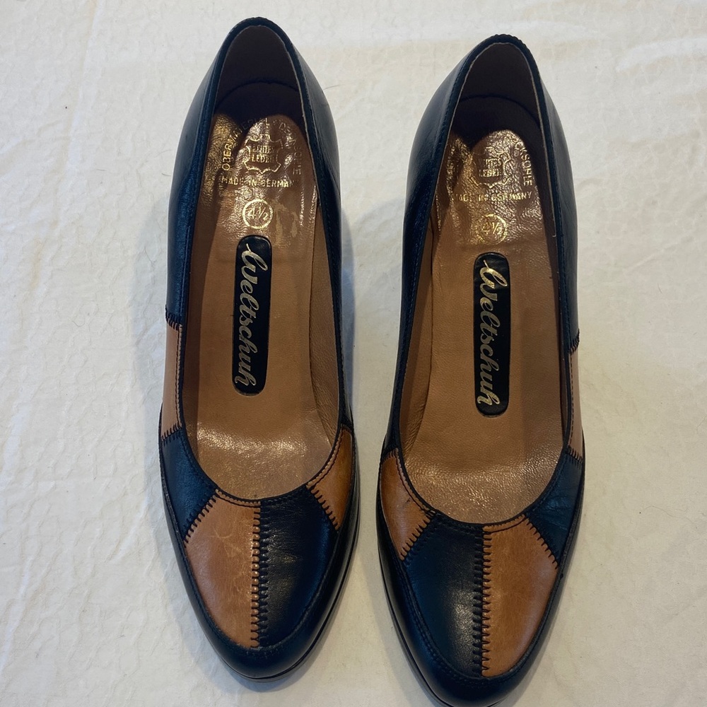 Welyschuh Black and Tan Heels - Picture 8 of 8